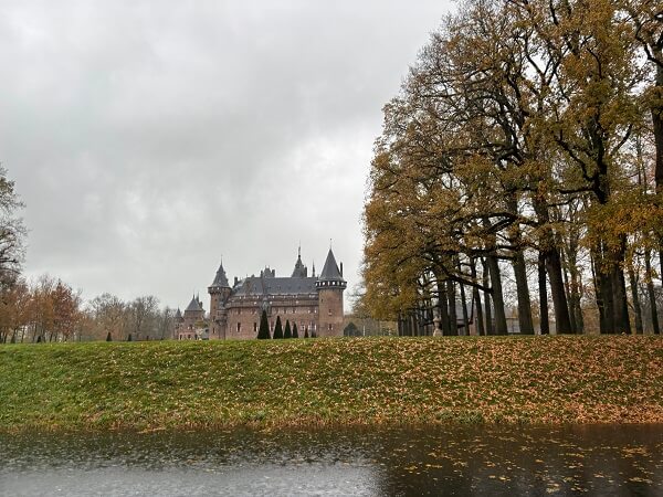 遠くに見えるデハール城