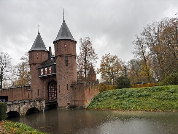 デハール城への入口の門を散歩道から見た様子