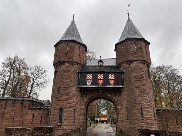 デハール城の入口の門