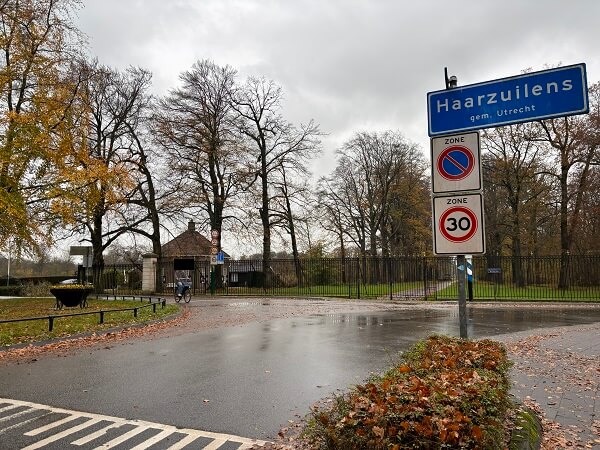 デハール城へ向かうバス127番のバス停Eikslaan/Kasteel(Haarzuilens)を降りてすぐの風景