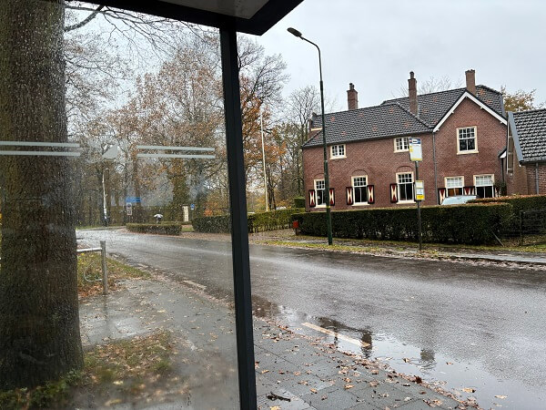 下り方面のみ屋根付きバス停があるEikslaan/Kasteel(Haarzuilens)のバス停