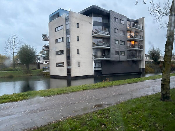 戦国時代の城の水堀を想像させるデハール城へ向かう途中のアパート