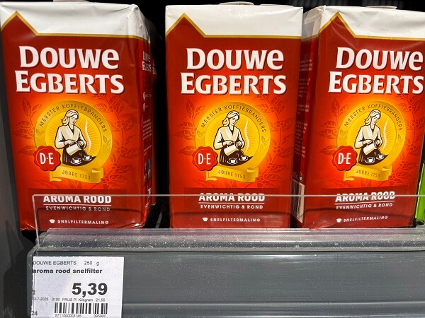 オランダのスーパーに並ぶダウ・エグバー(Douwe Egberts)のコーヒー製品