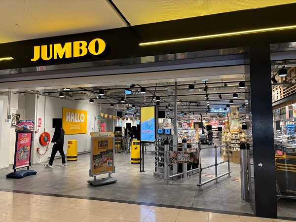 オランダのスーパーマーケット「ヤンボ(Jumbo)」の黄色い看板と店舗外観