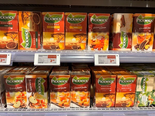 オランダのスーパーに並ぶピックウィック(Pickwick)の紅茶ティーバッグ