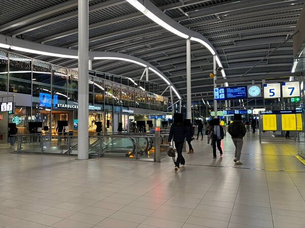 ユトレヒト中央駅(Utrecht Centraal)構内の様子