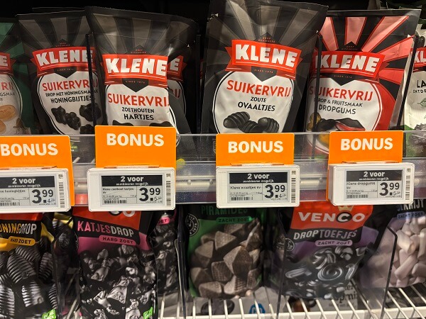 スーパーの棚に並ぶVencoやKleneなどの各種オランダ産リコリスキャンディー