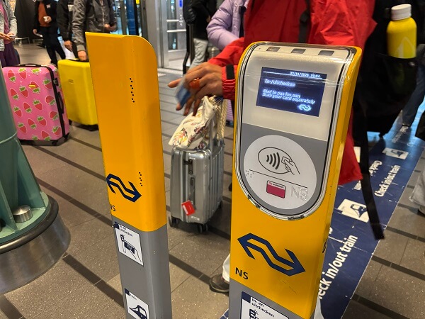オランダ国鉄(NS)の改札機に見えない改札機の例