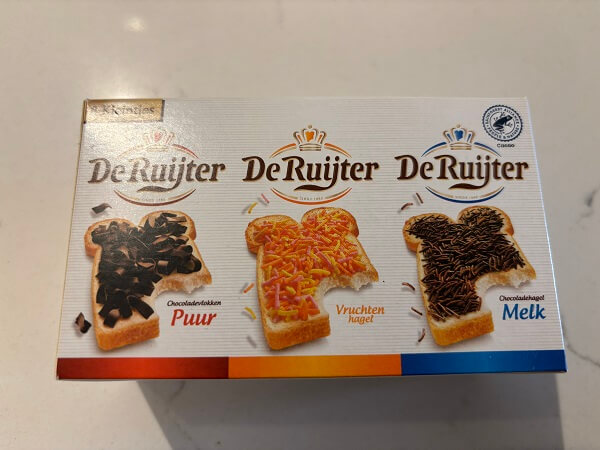 色々なフレーバーのミニサイズが入ったハーゲルスラッグ（Hagelslag)