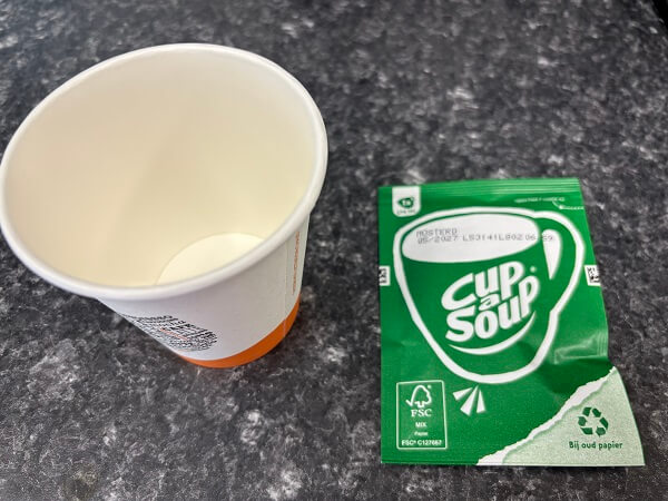 マスタードスープ（Mosterdsoep）の素と紙コップ