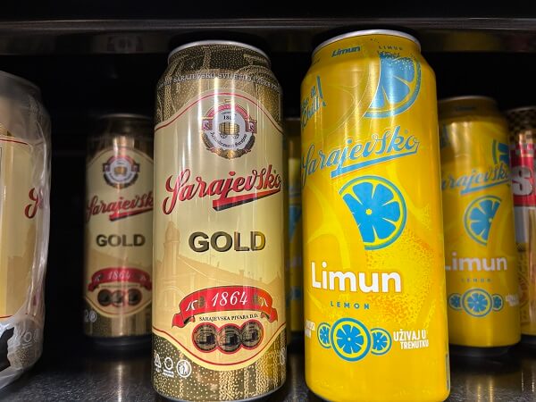 左Sarajevsko GOLD、右Sarajevsko Radler Limun