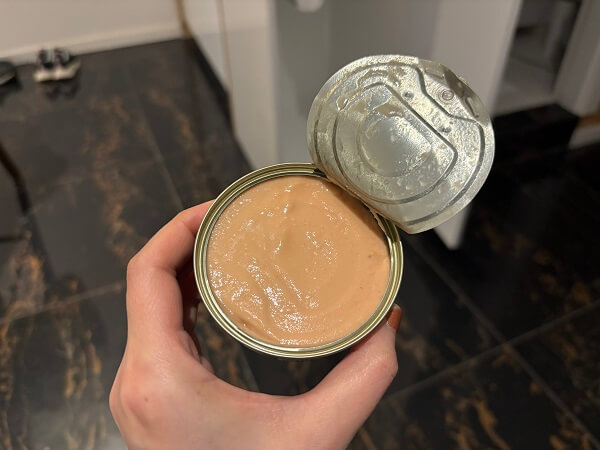 開封した「TUNA PASTETA（ツナパテ）」。ツナフレークではなく、ねっとりとしたパテが詰まっている様子。