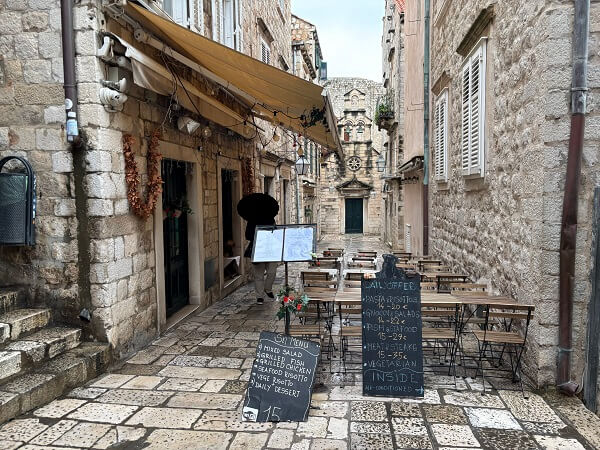 ドブロニクの路地にある、Googleレビュー☆1のレストラン「Restoran Lajk」の店構え。閑散期の冬はオーナーが外で客引き。