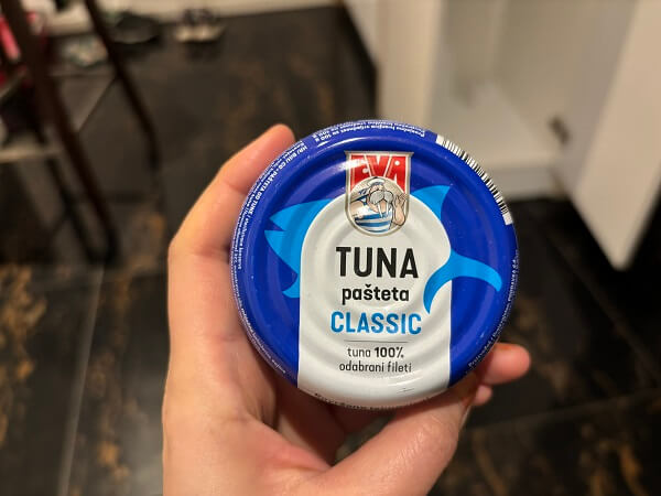 クロアチアのスーパーで購入したツナ缶だと思った「TUNA PASTETA CLASSIC」のパッケージ。冬季休業でレストラン全滅時の夕食。