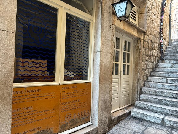 ドブロニクの人気店Barba（バルバ）の冬季休業中の様子。Googleマップの営業中表示とは異なり閉まっていた現地のリアル。