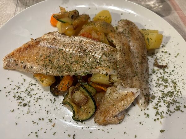 ドブロニクのレストラン「Restoran Lajk」の魚料理とポテトの盛り合わせ。全体的にパサパサしており、異物（牛の骨）が混入していた地獄の料理。