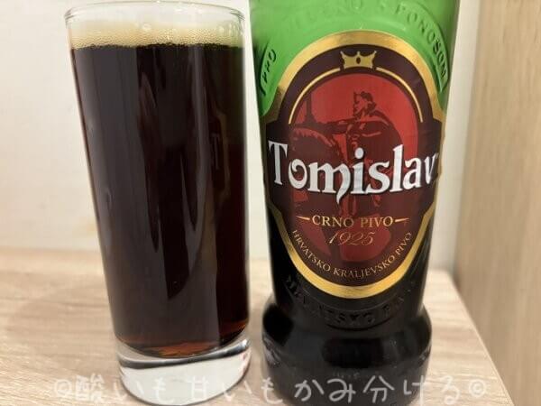 クロアチアの黒ビールTomislav（トミスラヴ）をホテルのグラスに注いだ写真