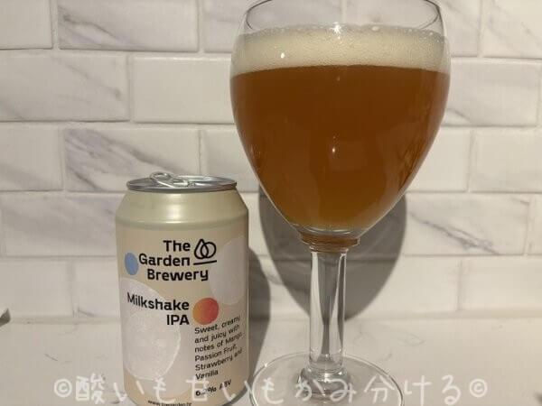 自宅のカウンターに置かれた、The Garden BreweryのミルクシェイクIPAの缶とグラスに注がれたビール