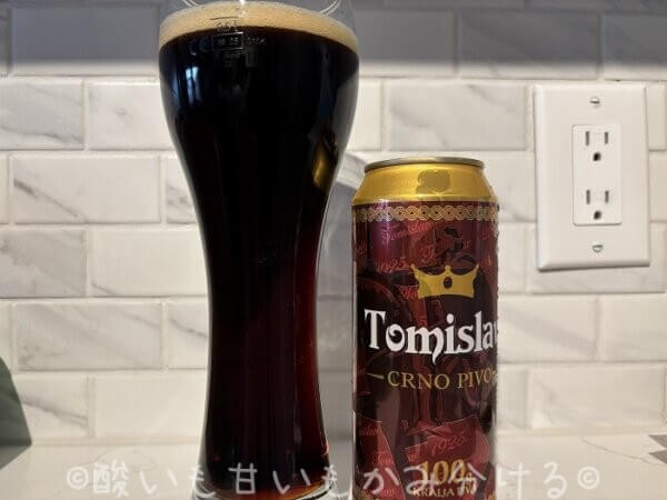 自宅のカウンターに並べられたクロアチアの黒ビールTomislav（トミスラヴ）の缶と、グラスに注がれたビール