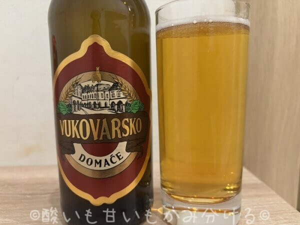 ホテルの部屋で撮影されたクロアチアのビールVukovarsko（ヴコヴァルスコ）のボトルとグラス