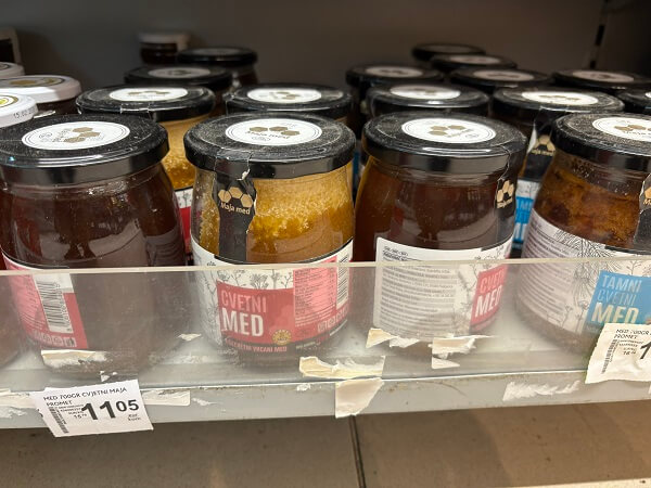 モンテネグロのスーパーVoliの棚に並ぶ、ポドゴリツァ産の100%モンテネグロ蜂蜜Maja medの瓶