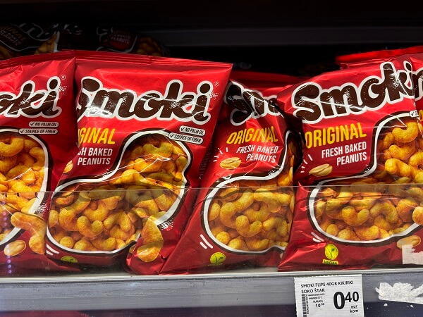モンテネグロのスーパーで販売されている、Štark社の定番ピーナッツスナックSmoki
