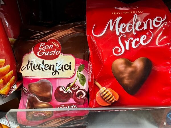 モンテネグロのスーパーに並ぶ、Bon Gustoのチェリー味とはちみつチョコのMedeno Srce