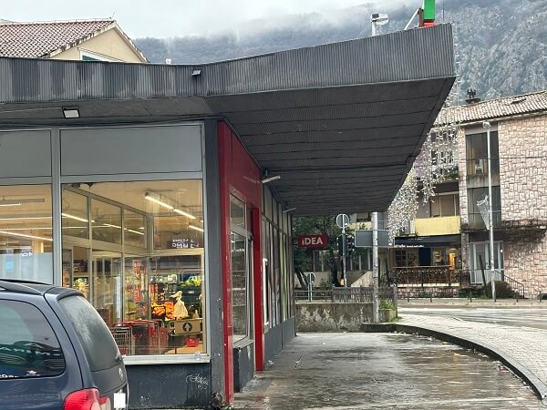 モンテネグロのコトル旧市街近くにあるスーパーマーケットIDEAの外観