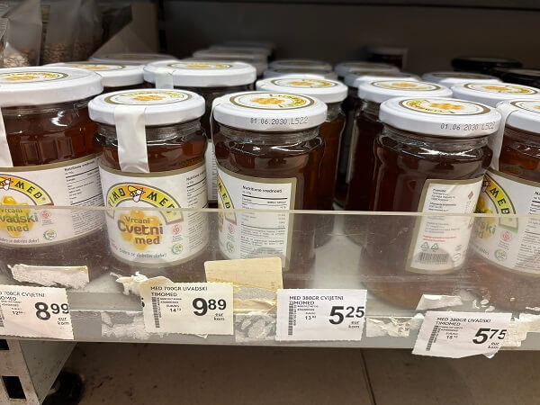 モンテネグロのスーパーの棚に並ぶ、セルビア産のTIMOMEDブランドの蜂蜜の瓶