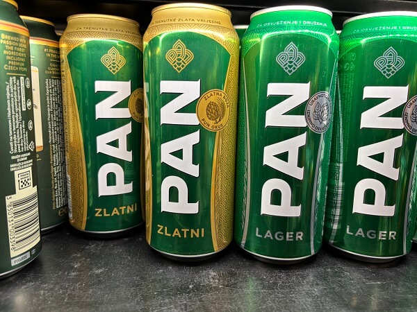 クロアチアのスーパーの棚に隣同士で並べられた、緑色のPan Lagerと金色のPan Zlatniの缶ビール