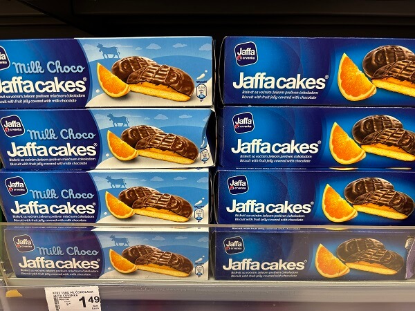 モンテネグロのスーパーで買える、オレンジゼリーとチョコレートがかかった定番お菓子Jaffa cakes