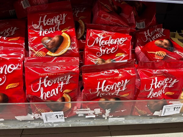 モンテネグロのスーパーで販売されている、Pionir社のオレンジ味のHoney heart(Medeno Srce)