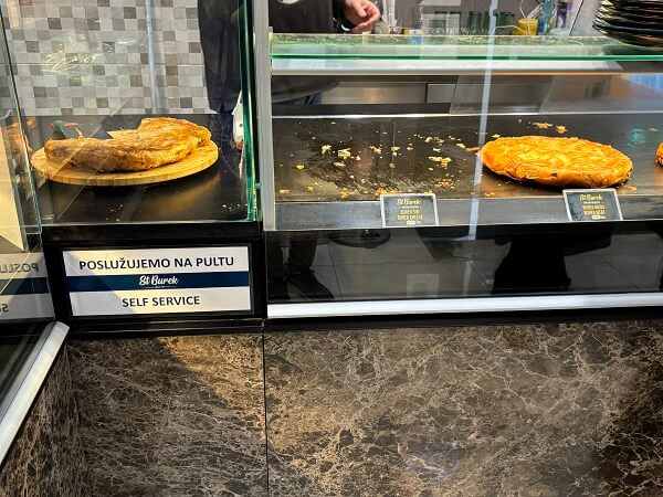 クロアチア・スプリトの有名店「ST-Burek since 1983」のショーウィンドウに並ぶ、焼き立てのブレク（肉入りパイ）