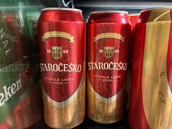 クロアチアのショップの棚に並べられた、どこかレトロで伝統的なデザインのStaročeško（スタロチェシュコ）ラガービールの缶