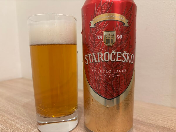Staročeško Svijetlo LAGER PIVOの缶と、グラスに注がれた黄金色の綺麗なラガービール