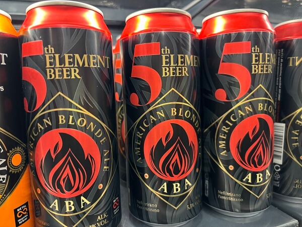 赤と黒を基調とし、燃え盛る炎（FIRE）の紋章が中央に描かれた5th Element ABA（アメリカンブロンドエール）の缶ビール