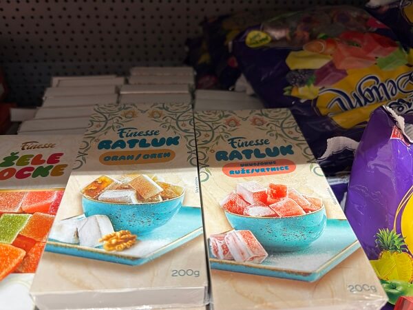 バルカン半島の伝統的なもちもち菓子ラトルック