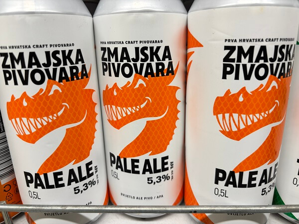 クロアチアのショップの棚に並ぶ、龍のロゴが描かれたZmajska PivovaraのPale Aleの缶