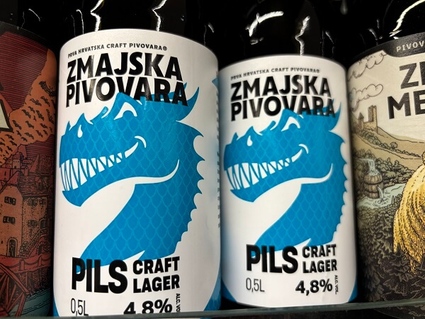 クロアチアのショップの棚に並ぶ、爽やかな水色の龍が描かれたZmajska PivovaraのPilsの瓶