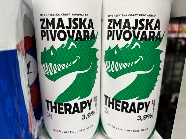 クロアチアのショップの棚に並ぶ、Zmajska PivovaraのTherapy（セッションIPA）の缶