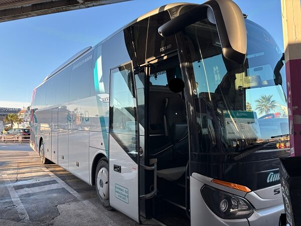 スプリトのバスターミナル乗り場に停車しているArriva・Autotransブランドの大型バス。