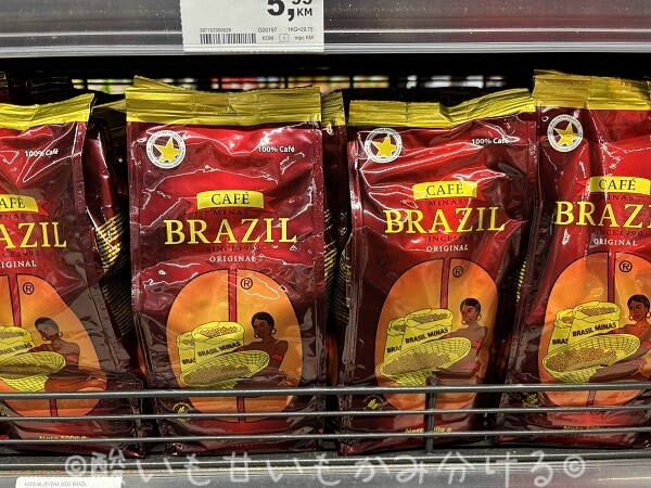 スーパーの棚に陳列されたCafé Brazilのエンジ色のコーヒーパッケージ