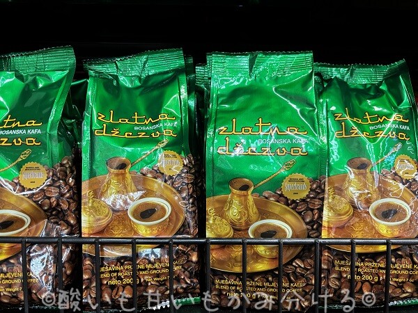 スーパーの棚に並ぶボスニア産コーヒーZlatna Džezvaの緑色のパッケージ