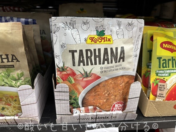 トマトとスープが描かれたKolMIXブランドのTARHANAスープのパッケージ