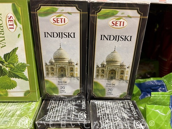 スーパーの棚に並ぶSETIブランドのイラクサ茶KOPRIVAとタージマハルが描かれたインド紅茶