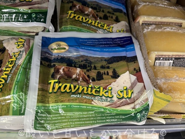 パッケージに入ったボスニアの伝統的な白チーズTravnički sir(トラヴニク・チーズ)