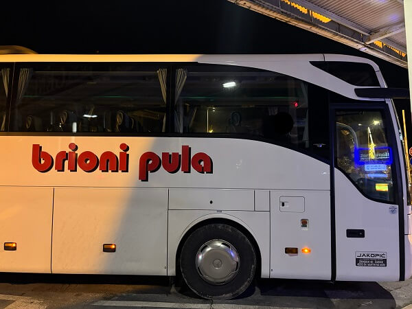 早朝のスプリトバスターミナルに停車しているBrioni Pula社の長距離バスの外観