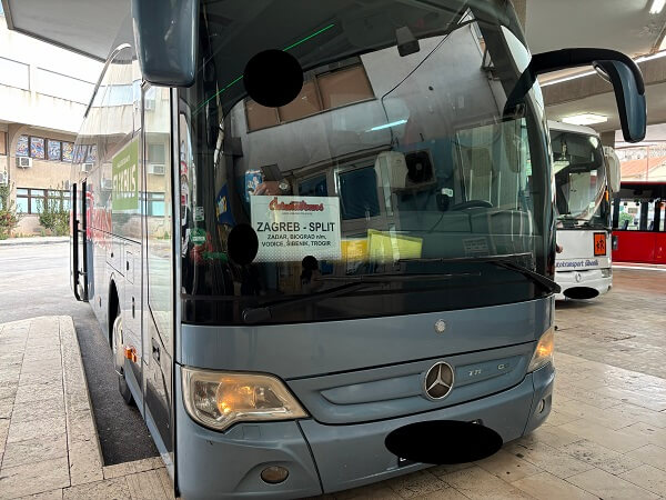 シベニクバスターミナルに停車するザグレブ・スプリト行きの長距離大型バス