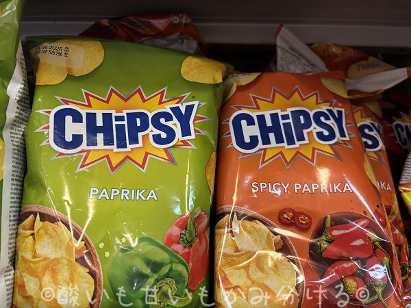 スーパーの棚に並ぶCHIPSY(チプシー)のパプリカ味(PAPRIKA / SPICY PAPRIKA)ポテトチップス