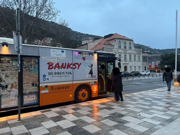 ドブロブニク旧市街のピレ門前に停車するLibertas社のオレンジと白の市内バス